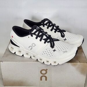 On Running Black and White Athletic Shoes☁️☁️